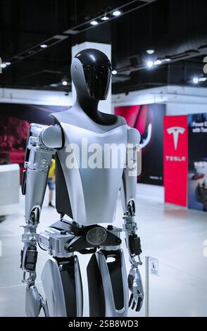 Miami, USA - 11. Januar 2025: Tesla Bot Optimus humanoid im TESLA Store Stockfoto