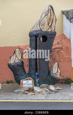 RINLO, SPANIEN – 1. SEPTEMBER 2022: Skulptur Percebe Solidario in Rinlo, Spanien, sammelt Plastikkappen zum Recycling. Die Scheune Stockfoto