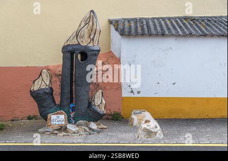 RINLO, SPANIEN – 1. SEPTEMBER 2022: Skulptur Percebe Solidario in Rinlo, Spanien, sammelt Plastikkappen zum Recycling. Die Scheune Stockfoto