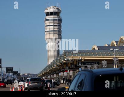 Washington DC, Virginia, USA. Februar 2025. Der Flugsicherungsturm am Ronald Reagan Washington National Airport ist an einem suny-Tag am 1. Februar 2025 in Arlington, Virginia, zu sehen. Der American Eagle Flight, der 60 Passagiere und vier Besatzungsmitglieder beförderte, kollidierte am 29. Januar 2025 mit einem Black Hawk Hubschrauber der US Army, der drei US-Soldaten über dem Potomac River nahe dem Reagan Washington National Airport transportierte. Quelle: ZUMA Press, Inc./Alamy Live News Stockfoto