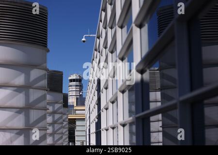Washington DC, Virginia, USA. Februar 2025. Der Flugsicherungsturm am Ronald Reagan Washington National Airport ist an einem suny-Tag am 1. Februar 2025 in Arlington, Virginia, zu sehen. Der American Eagle Flight, der 60 Passagiere und vier Besatzungsmitglieder beförderte, kollidierte am 29. Januar 2025 mit einem Black Hawk Hubschrauber der US Army, der drei US-Soldaten über dem Potomac River nahe dem Reagan Washington National Airport transportierte. Quelle: ZUMA Press, Inc./Alamy Live News Stockfoto
