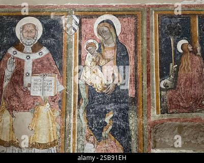 Nardò, Italien. Triptychon in der Kathedrale von Santa Maria Assunta mit dem Heiligen Nikolaus, der Madonna mit Kind und der Heiligen Magdalena. Stockfoto