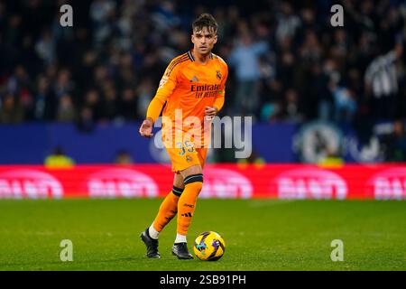 Barcelona, Spanien. Februar 2025. Asencio von Real Madrid spielte am 1. Februar 2025 im RCDE-Stadion in Barcelona, Spanien, während des La-Liga-Spiels zwischen RCD Espanyol und Real Madrid. (Foto: Sergio Ruiz/IMAGO) Credit: PRESSINPHOTO SPORTS AGENCY/Alamy Live News Stockfoto