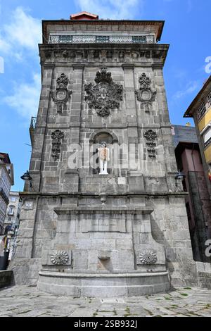 Monumentaler Brunnen im nördlichen Teil des Ribeira-Platzes in Porto (Portugal). Es ist drei Etagen hoch, in den 1780er Jahren gebaut und mit Th dekoriert Stockfoto