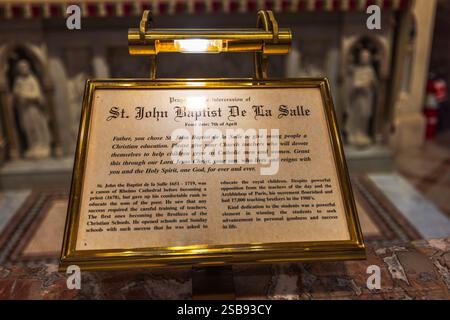 Goldene Gedenktafel mit Gebet und Biographie des heiligen Johannes Baptist de La Salle. New York. USA. Stockfoto