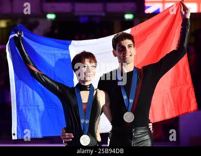 Tallinn. Februar 2025. Evgeniia Lopareva (L)/Geoffrey Brissaud aus Frankreich feiern nach dem Eistanz Freitanz-Wettbewerb bei den ISU Eiskunstlauf-Europameisterschaften 2025 Tallinn am 1. Februar 2025 in Tallinn, Estland. Quelle: Sergei Stepanov/Xinhua/Alamy Live News Stockfoto