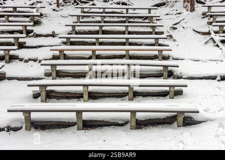 Schneebedeckte Bänke im Waldtheater Stockfoto