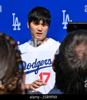 Los Angeles, Usa. Februar 2025. Shohei Ohtani spricht am Samstag, den 2. Februar 2025, mit einer Gruppe von Reportern während einer DodgerFest-Nachrichtenkonferenz im Dodger Stadium in Los Angeles. Foto: Jim Ruymen/UPI Credit: UPI/Alamy Live News Stockfoto