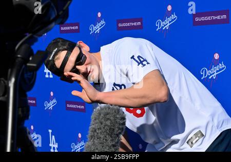 Los Angeles, Usa. Februar 2025. Emmet Sheehan spricht am Samstag, den 2. Februar 2025, während einer DodgerFest-Pressekonferenz im Dodger Stadium in Los Angeles mit einer Menge Reporter. Foto: Jim Ruymen/UPI Credit: UPI/Alamy Live News Stockfoto