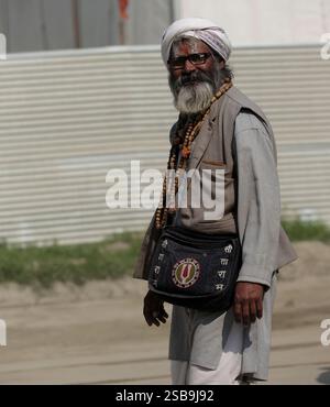 Ein Porträt eines älteren Mannes im Freien während Maha Kumbh Mela in Prayagraj, Indien im Januar 2025 Stockfoto