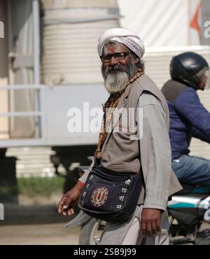 Ein Porträt eines älteren Mannes im Freien während Maha Kumbh Mela in Prayagraj, Indien im Januar 2025 Stockfoto