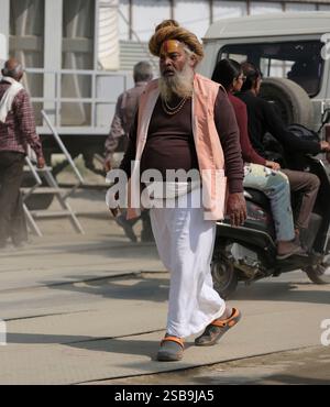 Ein Porträt eines älteren Mannes im Freien während Maha Kumbh Mela in Prayagraj, Indien im Januar 2025 Stockfoto