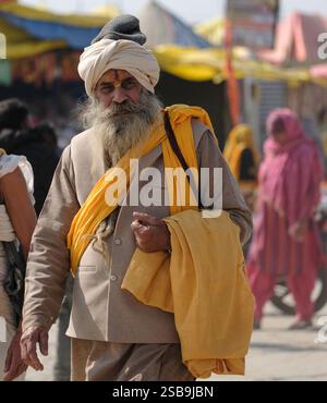 Porträt eines älteren Mannes im Maha Kumbh Mela, einem lebendigen kulturellen Treffen, in traditioneller Kleidung Stockfoto