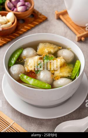 Fischkugelsuppe mit Fischbauchkrackern nennt man Hipio Stockfoto