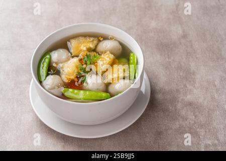 Fischkugelsuppe mit Fischbauchkrackern nennt man Hipio Stockfoto