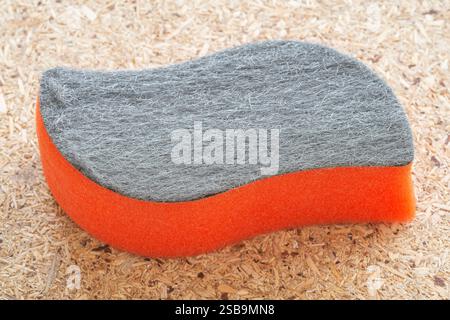 Ein Orangefarbener Glasreinigungsschwamm Stockfoto