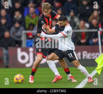 Bournemouth, Großbritannien. Februar 2025. AFC Bournemouth gegen Liverpool - Premier League - Vitality Stadium. Liverpool's Mo Salah kämpft gegen Dean Huijsen. Bildnachweis: Mark Pain / Alamy Live News Stockfoto