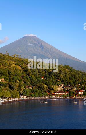Blick auf Amed Beach und Jemeluk Bay, ein Küstendorf mit lebhaften Riffen, köstlichen Meeresfrüchten und einem atemberaubenden Blick auf Mount Agung in Bali, Indonesien Stockfoto
