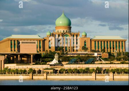 Das Perdana Putra Building in Putrajaya ist ein Gebäudekomplex, in dem sich das Büro des Premierministers Malaysias befindet Stockfoto