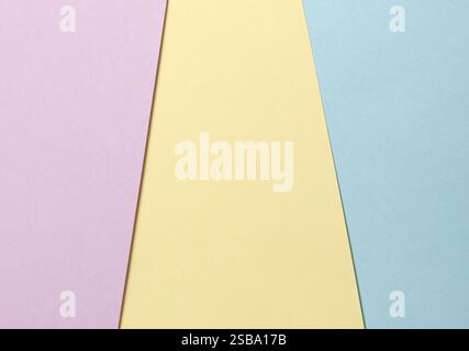 Abstrakter, geometrischer Papierhintergrund in Pastellfarben mit Lavendel-, Gelb- und Blautönen in einem minimalistischen, modernen Design. Das mehrfarbige Komposit Stockfoto