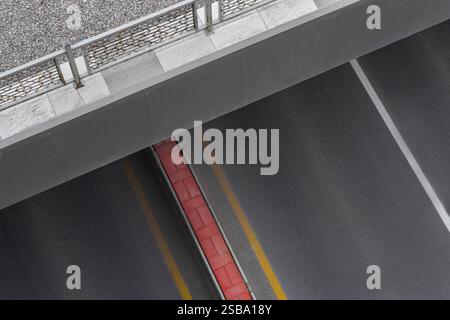 Der mehrstöckige Verkehrsknotenpunkt mit Brücken- und unterirdischen Abschnitten ermöglicht die Durchfahrt bewegter Verkehrsströme ohne Staus und Dela Stockfoto