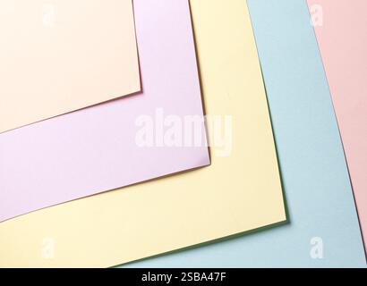 Abstrakter, geometrischer Papierhintergrund in Pastellfarben mit Pfirsichfarben, Lavendel, Gelb, Blau und Rosa in einem modernen minimalistischen Design. Das mehrfarbige arra Stockfoto