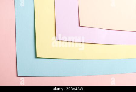 Abstrakter, geometrischer Papierhintergrund in Pastellfarben mit Rosa, Blau, Gelb, Lavendel und Pfirsichtönen in einem modernen minimalistischen Design. Die mehrfarbige Komp Stockfoto