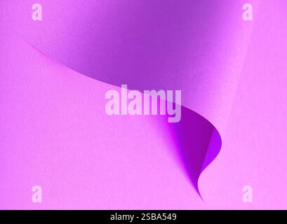 Leuchtender Orchideenpapierhintergrund mit glatten, geschwungenen Schichten und einem subtilen Farbverlauf. Leuchtende Lila-, Magenta- und Malventöne schaffen ein kräftiges, poliertes und Stockfoto