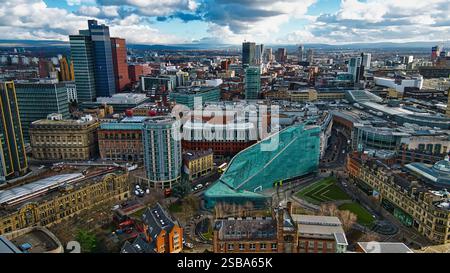 Blick aus der Vogelperspektive auf das Stadtzentrum von Manchester mit einer Mischung aus moderner und historischer Architektur, einschließlich Wolkenkratzern und der markanten grün-blauen Verkleidung Stockfoto
