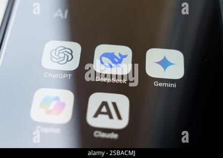 Nahaufnahme eines Smartphone-Bildschirms mit KI-bezogenen App-Symbolen, insbesondere ChatGPT, Gemini, Copilot, Claude, und DeepSeek. Februar 2025 Stockfoto