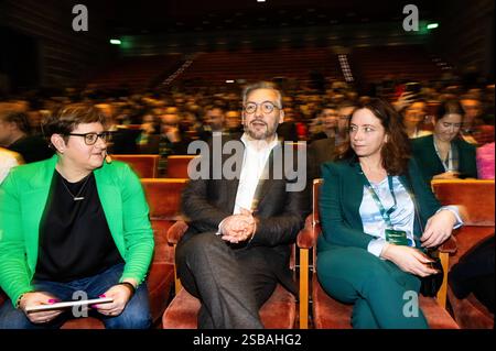 Links Madelaine Jakobsson, Parteivorsitzender Muharrem Demirok und seine Freundin Sara Larsson, rechts im Bild, während der Kommunaltage der Zentrumspartei (Parteiversammlung), Centerpartiets kommundagar in Linköping, Schweden. Stockfoto