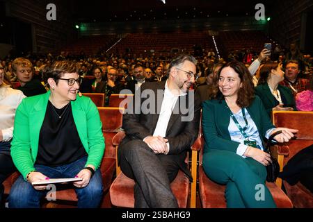 Links Madelaine Jakobsson, Parteivorsitzender Muharrem Demirok und seine Freundin Sara Larsson, rechts im Bild, während der Kommunaltage der Zentrumspartei (Parteiversammlung), Centerpartiets kommundagar in Linköping, Schweden. Stockfoto