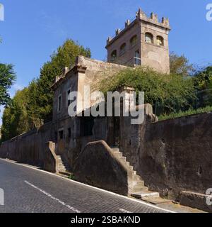 Mittelalterliches Gebäude in der Via Appia antica (Via Appia antica) in Rom, Italien Stockfoto