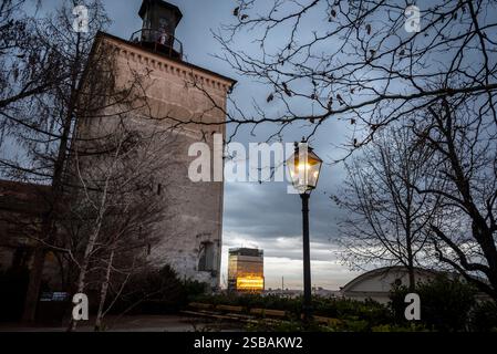 Kula Lotrščak, Lotrščak Turm aus dem 13. Jahrhundert und Wolkenkratzer in Ilica, berühmter erster Geschäftshochhaus des Landes, erbaut 1958 in Zagreb, CR Stockfoto