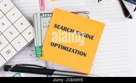 Experten analysieren Techniken zur Optimierung von Suchmaschinen, um die Online-Präsenz zu verbessern und die Unternehmensleistung durch digitales Marketing zu verbessern. Stockfoto