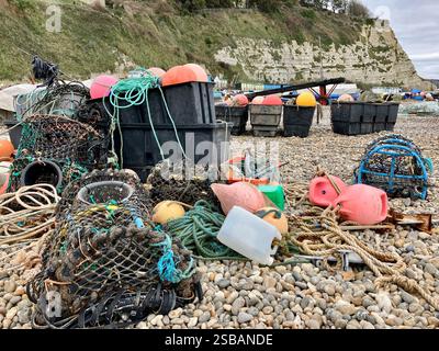 Hummertöpfe, Fisihing-Ausrüstung, farbenfrohe Bojen und Seile am Strand bei Beer, Devon Stockfoto