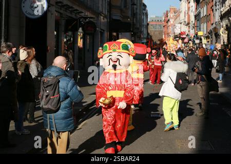 London, Großbritannien. Februar 2025. Die Teilnehmer nehmen an einer Parade im Rahmen der chinesischen Neujahrsfeier Teil, auch bekannt als Lunar New Year oder Spring Festival, in Chinatown, um das Jahr der Schlange zu feiern. Das chinesische Neujahrsfest in der Hauptstadt zieht Hunderttausende Londoner und Touristen an und ist damit die größte Feier dieser Art außerhalb Asiens. Quelle: Waldemar Sikora / Alamy Live News Stockfoto