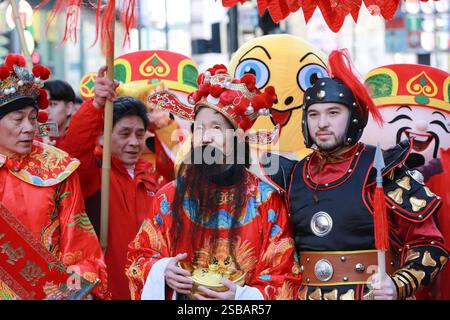 London, Großbritannien. Februar 2025. Die Teilnehmer nehmen an einer Parade im Rahmen der chinesischen Neujahrsfeier Teil, auch bekannt als Lunar New Year oder Spring Festival, in Chinatown, um das Jahr der Schlange zu feiern. Das chinesische Neujahrsfest in der Hauptstadt zieht Hunderttausende Londoner und Touristen an und ist damit die größte Feier dieser Art außerhalb Asiens. Quelle: Waldemar Sikora / Alamy Live News Stockfoto