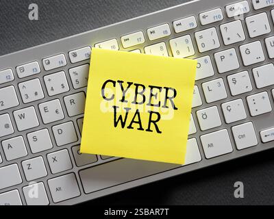 Das Wort Cyber war steht auf einem Haftnotizpapier auf der Computertastatur. Geschäftskonzept für virtuelle Kriege, Angriffe auf Hacker-Systeme oder digitalen Diebstahl. Stockfoto