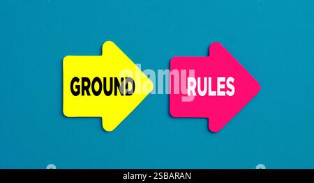 Unternehmensgrundregeln, Vorschriften, Grundsätze und Verfahren, die einzuhalten sind. Das Wort Grundierung wird auf pfeilförmigen Aufklebern auf blauem Hintergrund verwendet. Stockfoto