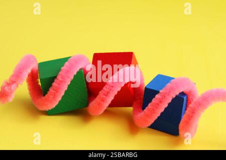 Bunte Würfel in einer Spirale Stockfoto
