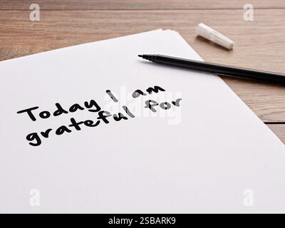 Die Danksagung heute bin ich dankbar für die handschriftliche Aufschrift auf einem weißen Blatt Papier. Dankbarkeit zum Ausdruck bringen. Positives Denken oder eine positive Einstellung. Stockfoto