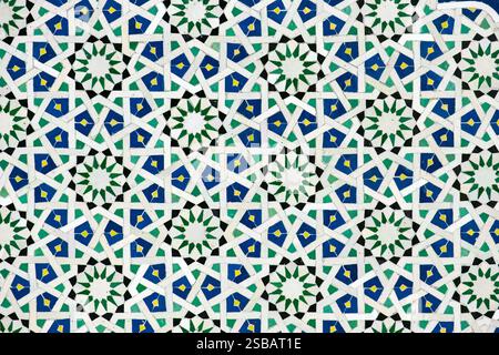 Ein detailliertes islamisches geometrisches Mosaik mit lebhaften Farben und symmetrischen Mustern. Das Design zeigt traditionelle Arabesken-Motive mit Sternscha Stockfoto