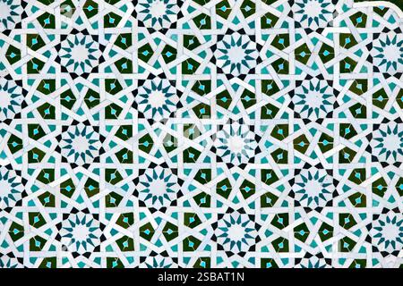 Ein detailliertes islamisches geometrisches Mosaik mit lebhaften Farben und symmetrischen Mustern. Das Design zeigt traditionelle Arabesken-Motive mit Sternscha Stockfoto