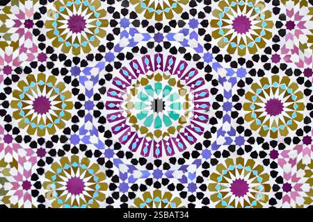 Ein detailliertes islamisches geometrisches Mosaik mit lebhaften Farben und symmetrischen Mustern. Das Design zeigt traditionelle Arabesken-Motive mit Sternscha Stockfoto