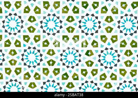 Ein detailliertes islamisches geometrisches Mosaik mit lebhaften Farben und symmetrischen Mustern. Das Design zeigt traditionelle Arabesken-Motive mit Sternscha Stockfoto