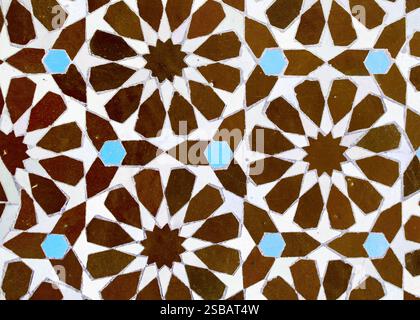 Ein detailliertes islamisches geometrisches Mosaik mit lebhaften Farben und symmetrischen Mustern. Das Design zeigt traditionelle Arabesken-Motive mit Sternscha Stockfoto