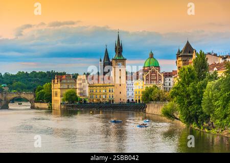 Prager Skyline vom Altstädter Ring zur Karlsbrücke zur Goldenen Stunde Stockfoto