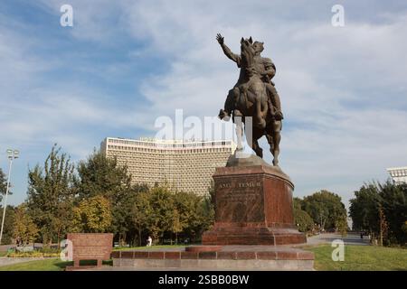 Taschkent, Usbekistan - 1. Oktober 2024: Statue von Timur zu Pferd auf dem Amir timur-Platz. Einer der Orientierungspunkte Stockfoto