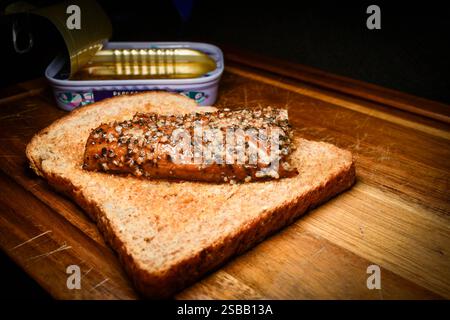 Dose Makrele auf Toast Stockfoto